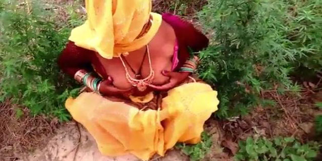 Sexi Bhojpuri Bhabhi Video - Bhojpuri Bhabhi fucking XXX Village sex video