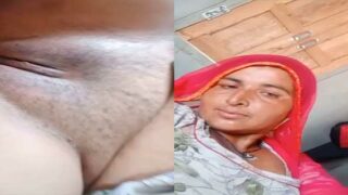 Dehati Bhabhi showing her mature plump pussy