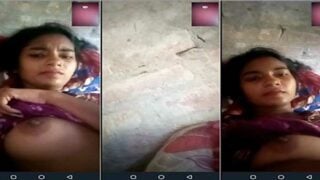 Cute Indian Dehati girl boobs show on VC