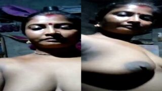 Dusky mature Dehati Bhabhi showing boobs