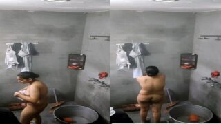 Sexy village bhabhi bathing spy cam recording