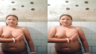 Dehati boudi bathing naked for lover MMS