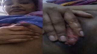 Unsatisfied bhabhi naked pussy show for dehati bf