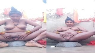 Desi village wife nude bath with vaginal show
