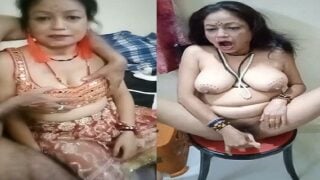 Mature wife dildoing pussy in Assamese sex video