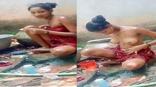Indian bhabhi outdoor nude bath caught on cam
