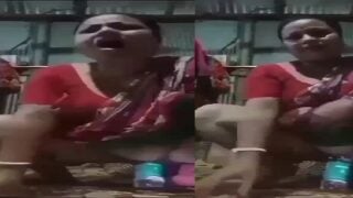 Boudi village aunty sex bottle masturbation