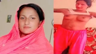 Pakistani village sex bhabhi showing boobs